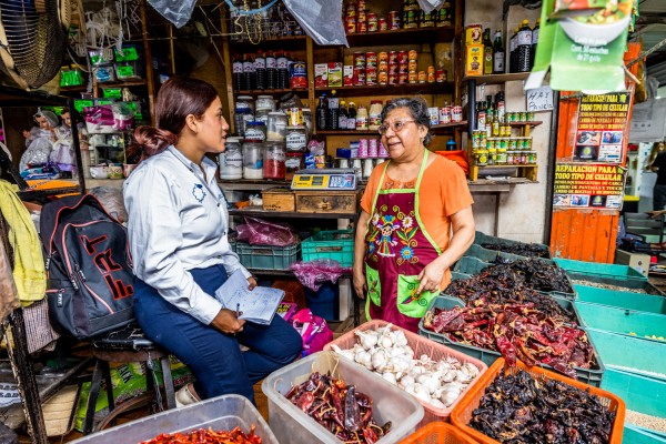 Rosa Maria Alutriste Hernández talking with loan officer for Finlabor Eunice Ismerai Piña Alfonso.